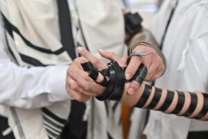 מלחיך מניח תפילין בעזרת רב