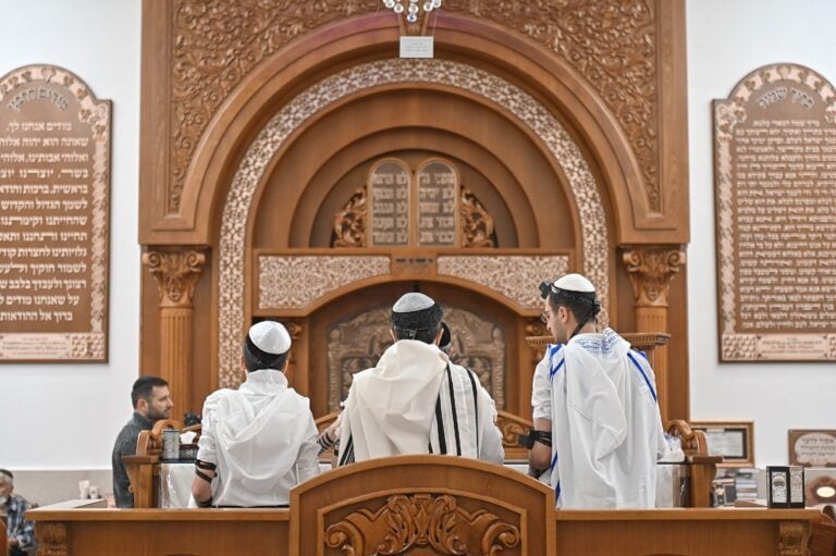 חתן בר מצווה קורא בתורה במעמד משפחתי