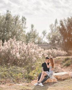 זוג יושב על סלע בצילומי טראש