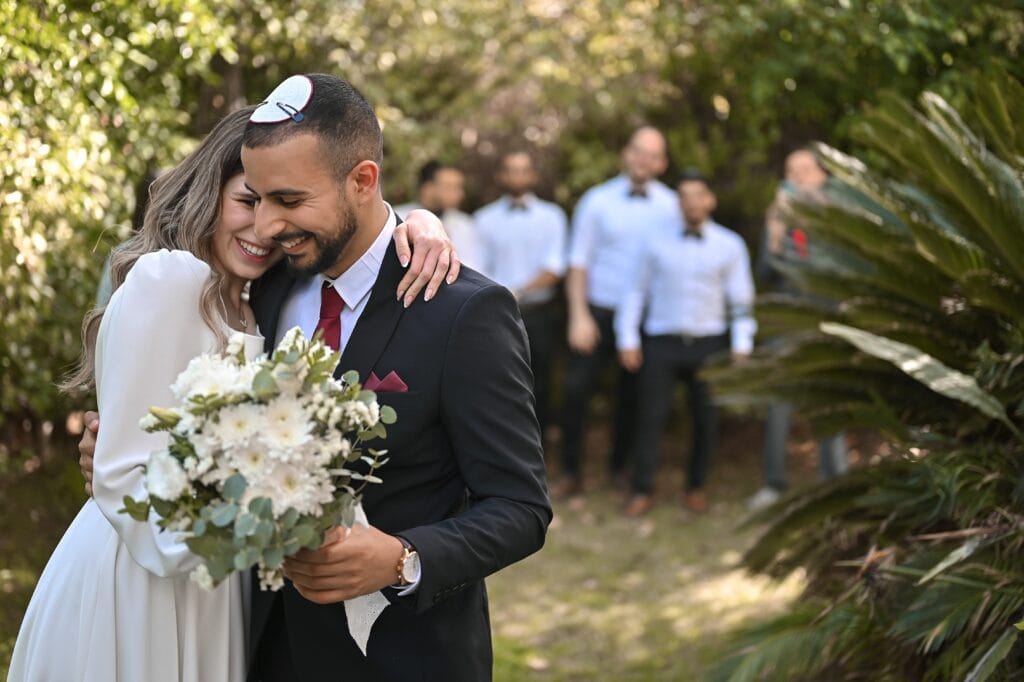 פגישתם הראשונה של החתן והכלה, מול רקע של חברים