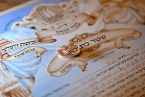 טבעות נישואין מונחות על כתובה